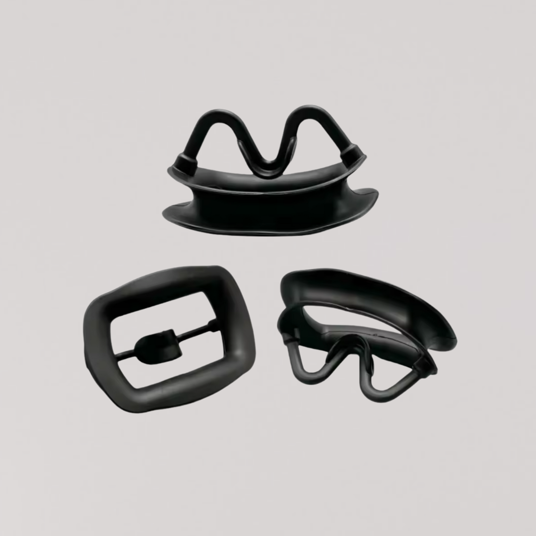 Écarteurs noirs en silicone pour blanchiment dentaire professionnel, présentés sur fond clair.